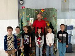 Rok szkolny 2024-2025 - 021 - ùwietliczaki skêadajÑ ╛yczenia z okazji Dnia Edukacji Narodowej!